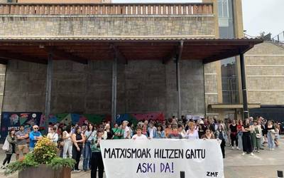Bilbon izandako hilketa matxista gaitzesteko elkarretaratzea egin dute gaur