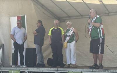90eko hamarkadako sokatira taldekoak omendu dituzte Eskoriatzako Kirol Elkartearen egunean