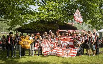 Zuri-gorriz jantzi dute Arrankudiaga-Zollo Athleticeko peñek