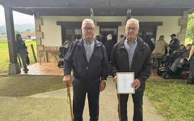 Bixente eta Jose Mari Kortabarria anaiek oroigarria jaso dute Oñatiko Asentzio jaietan