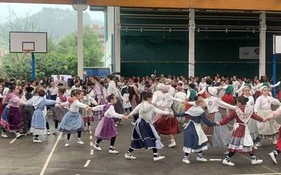 Eguraldi goibelari euskal dantzen aurpegi ona