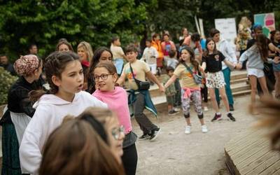 Urduñako Herri Eskola sendo erroturiko proiektu komunitarioa dela aldarrikatu dute Euskal Eskola Publikoaren Jaian