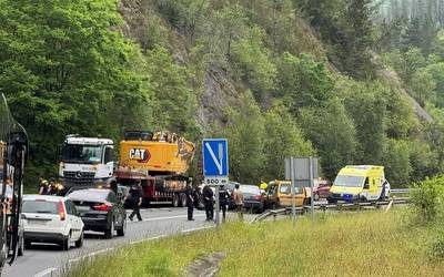 Trafiko istripua gertatu da Azkaraten, eta errepidea erabat itxita dago