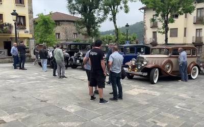 50 urtetik gorako autoak ikusgai Elgetako Mendizaleen plazan
