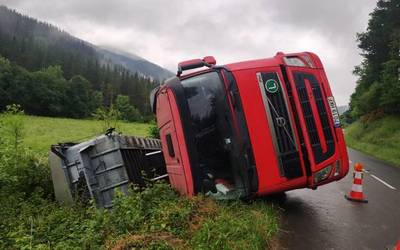 Gaur 09:00etan hasiko dira Zuhatzan iraulitako kamioia