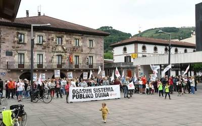 Osasun sistema publiko duina eskatzeko bizikleta martxa eta elkarretaratzea egin dute Elizondon