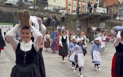 Dantzari gazteek ikuskizun ederra eskaini zuten domekan