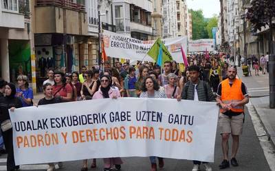 Gasteizko Udalaren errolda "politika arrazistak" salatu dituzte