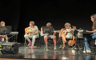 Ikasturteari agur esan diote Aramaioko musika eskolako ikasleek