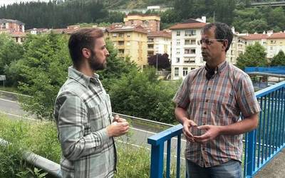 Nestor Arana, eraikinean eguzki plakak dituen eskoriatzarra