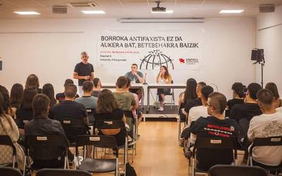 Faxismoaz eta jarrera erreakzionarioei aurre egiteaz aritu dira jardunaldi antifaxistan