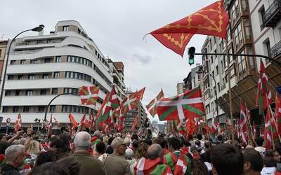 Erabakitzeko eskubidearen aldeko ikurrinez bete da Bilbo
