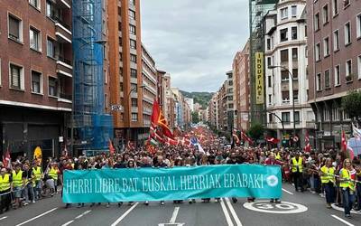 Festa giroarekin aldarrikatu dute erabakitzeko eskubidea milaka lagunek
