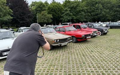 Arruena parkeko auto klasikoen topaketa, argazkitan
