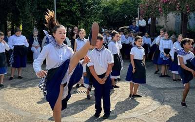 San Juan egoitzako nagusien aurrean dantzan