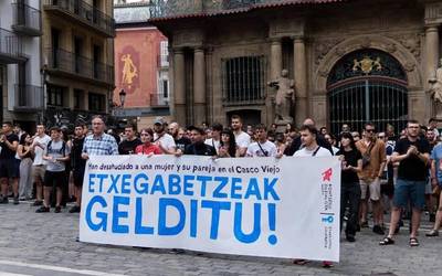 San Lorentzoko etxegabetzea salatu du kalean Etxebizitza Kontseilu Sozialistak