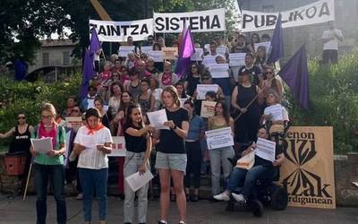 Hogeita hamar aldarrikapen bildu dituzte zaintza sistema eraldatzeko