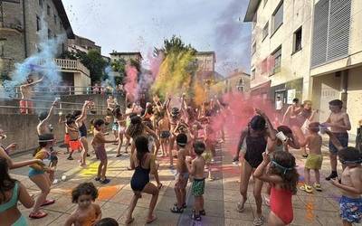 Atzoko hasiera koloretsuaren ostean, gaur izango dute egun nagusia Beheko kaleko jaietan