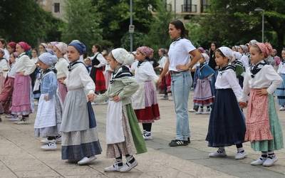 400 dantzari batu dira Arrasaten, Haur Dantzarien Egunean