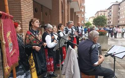 Folklore emanaldi bateratuarekin agurtu dute Herrien Kultura Jaia