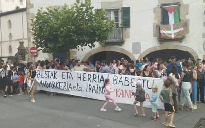 Giro txarra eta erasoak salatzeko elkarretaratzea egin dute Sarako plazan
