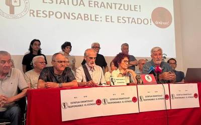 Iruñeko eta Gasteizko gertakarien gaineko erantzukizuna aitor dezala eskatu diote Espainiako Gobernuari