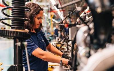 Mercedesek 300 langile berri hartzea eskaini du plantillaren atsedena errazteko