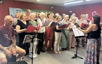 Berako musika eskolako helduek ikasturte bukaerako kontzertua eman dute