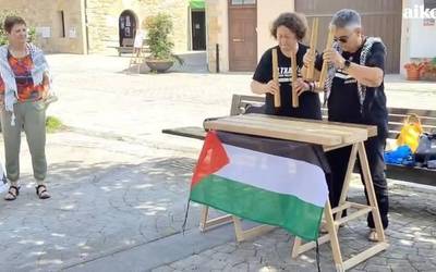 Palestinako emakume nekazari bati elkartasuna adierazi diote Larrabetzun