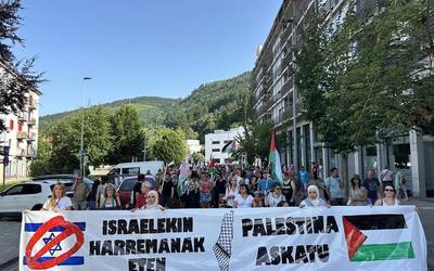 Palestinaren askatasunaren alde mobilizatu dira hainbat arrasatear