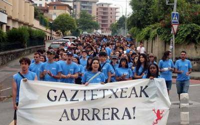 Gaztetxeak aurrera lemapean manifestazioa egin dute Durangon