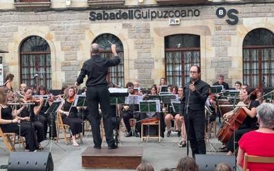 Entzuleak asebete ditu Bergarako orkestra sinfonikoak rock, pop eta folk doinuekin egindako emanaldiak