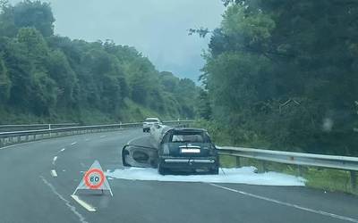 Auto bat kiskali da Laudion, errepidean istripua izan ondoren