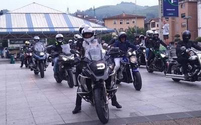 Motorzale ugari batu dira Aiaraldeko errepideak zeharkatzeko