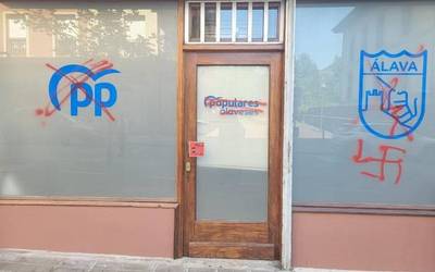 Pintaketak egin dituzte Amurrioko PPren egoitzan