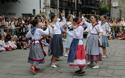 San Joan sua piztu aurretik, dantzariak protagonista Balda plazan