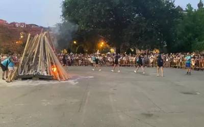 Dantzan eta kantuan egin dute suaren bueltan