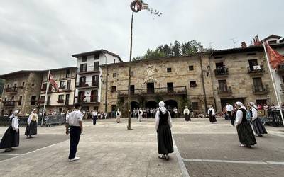 Arbola jasotzea eta dantzak, San Juan bezperako ohiko osagaiak
