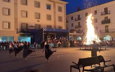 San Juan zortzikoa dantzatuta eta sua piztuta, ondo-etorria udari