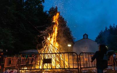 Sua piztuta egin diote ongi etorria udari Aiaraldean