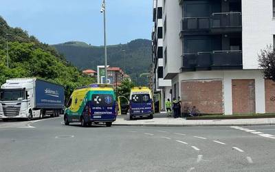 Auto batek txirrindulari bat harrapatu du Laudioko Zumalakarregi etorbidean