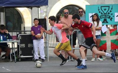 Badator kaleko futbolaren festa, badator Bergarako Semicup txapelketaren hamargarrena