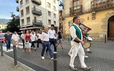 Herriko jai egunetako ermitetako mezetara joaten diren altsasuarrekin batera joaten hasi da udala