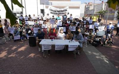 Adin txikikoak dituzten bi familia etxegabetzeko arriskuan daudela salatu dute