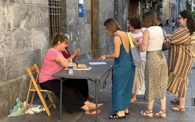 Martxan dute Donostia Ospitalera zuzeneko autobus zerbitzua eskatzeko sinadura bilketa