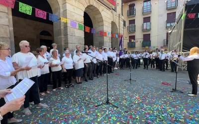 Ahotsek lagunduta eta bandaren musikarekin estreinatu dute Eskoriatzako ereserki berritua