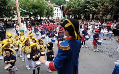 Lekuz aldatuko da umeen danborradaren hasiera beroa dela eta