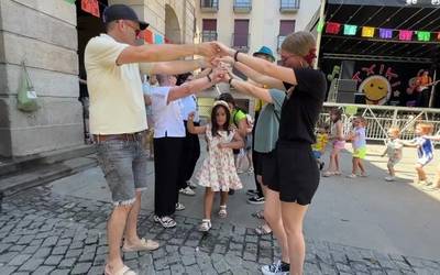 Kantuan eta dantzan aritu dira haurrak Txikifestan