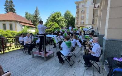 'Esko aurrera' kantua Beheko Errota musika eskolakoe bandaren eskutik