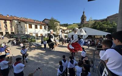 Iruñeko Buztintxuri erraldoi eta kilikien konpartsakoak San Pedro bezperan